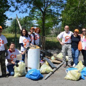 Ciudadanos (Cs) Pinto organiza una recogida de residuos en el Bosque Sur y en la entrada del municipio